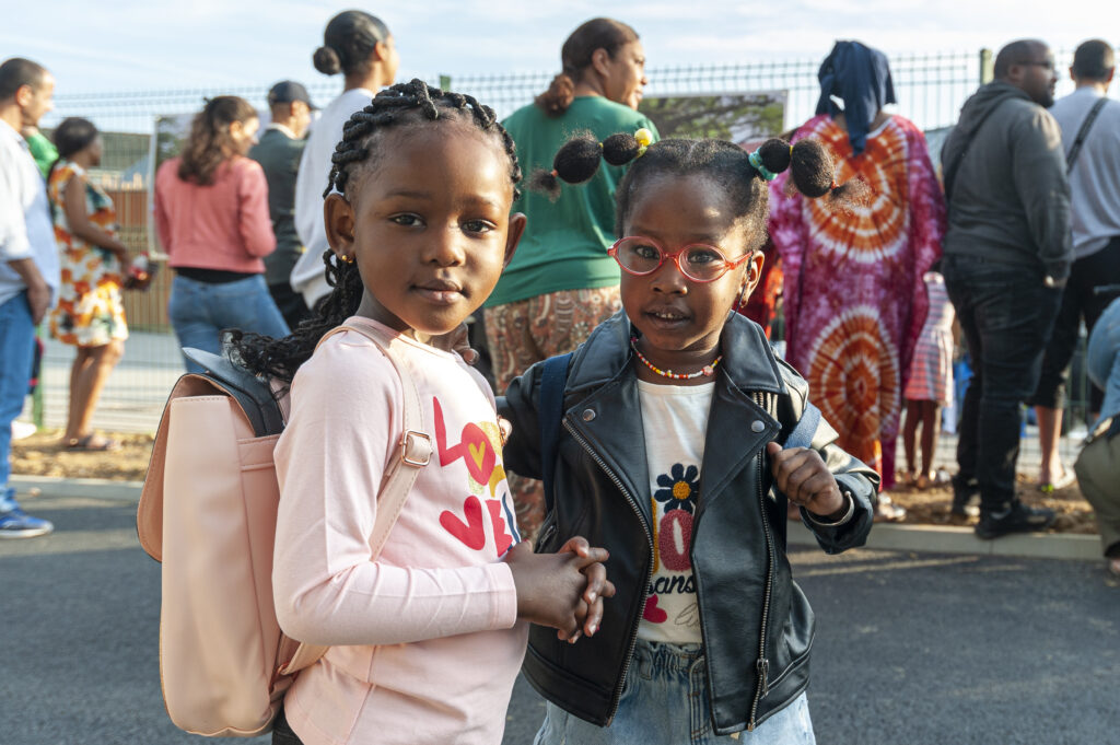 Deux filles avec cartable sur le dos, le jour d ela rentrée des classes